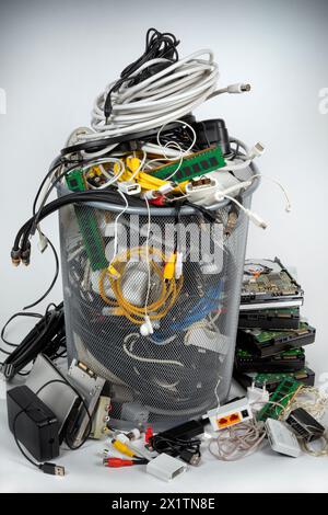 Elektronikschrott – veraltete Recyclingtechnologie Stockfoto