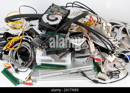 Elektronikschrott - veraltete Computertechnik für Recycling Stockfoto