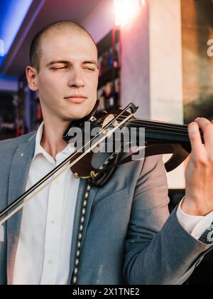 Musiker mit elektrischer Violine, verloren im Moment. Stockfoto