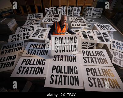 Der Wahlbeamte für North Devon Rob Bates durchquert die Wahlstation, um die Kommunalwahlen am 2. Mai 2024 vorzubereiten Stockfoto