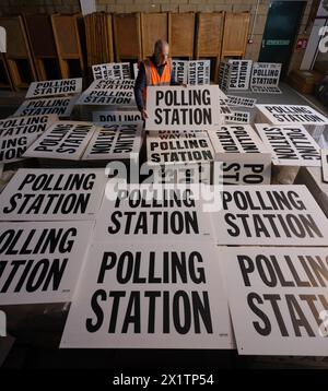 Der Wahlbeamte für North Devon Rob Bates durchquert die Wahlstation, um die Kommunalwahlen am 2. Mai 2024 vorzubereiten Stockfoto