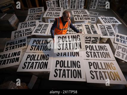 Der Wahlbeamte für North Devon Rob Bates durchquert die Wahlstation, um die Kommunalwahlen am 2. Mai 2024 vorzubereiten Stockfoto