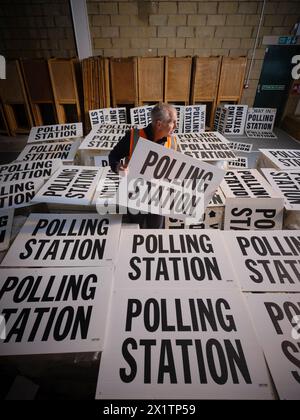 Der Wahlbeamte für North Devon Rob Bates durchquert die Wahlstation, um die Kommunalwahlen am 2. Mai 2024 vorzubereiten Stockfoto