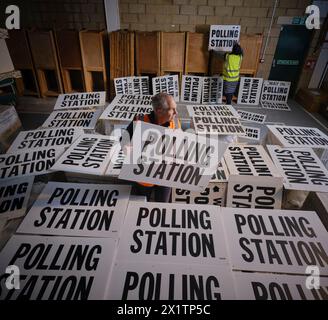 Der Wahlbeamte für North Devon Rob Bates durchquert die Wahlstation, um die Kommunalwahlen am 2. Mai 2024 vorzubereiten Stockfoto