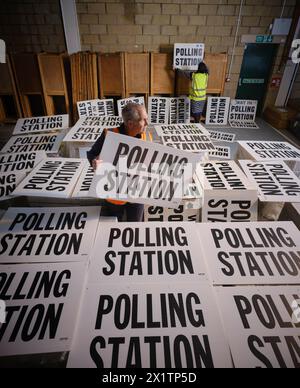 Der Wahlbeamte für North Devon Rob Bates durchquert die Wahlstation, um die Kommunalwahlen am 2. Mai 2024 vorzubereiten Stockfoto