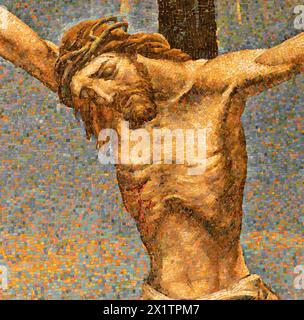 MAILAND, ITALIEN - 4. MÄRZ 2024: Das Detail des Mosaiks der Kreuzigung in der Kirche Chiesa di San Agostino von unbekanntem Künstler von 20. Cent. Stockfoto