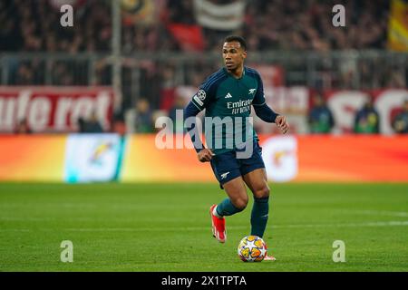 München, 17. April 2024: Gabriel (6 Arsenal) kontrolliert den Ball während des Viertelfinales der UEFA Champions League zwischen dem FC Bayern München und dem Arsenal FC in der Allianz Arena in München. (Daniela Porcelli/SPP) Stockfoto