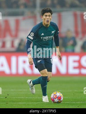 München, 17. April 2024: Takehiro Tomiyasu (18 Arsenal) kontrolliert den Ball während des Viertelfinales der UEFA Champions League zwischen dem FC Bayern München und dem Arsenal FC in der Allianz Arena in München. (Daniela Porcelli/SPP) Stockfoto