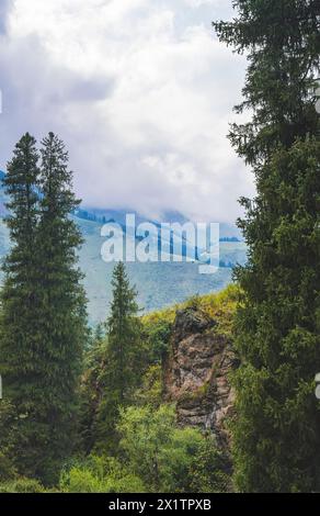 Hohe Berge bedeckt mit Wolken in der Nähe von Almaty Stadt, Kasachstan. Stockfoto