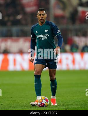 München, 17. April 2024: Gabriel (6 Arsenal) kontrolliert den Ball während des Viertelfinales der UEFA Champions League zwischen dem FC Bayern München und dem Arsenal FC in der Allianz Arena in München. (Daniela Porcelli/SPP) Stockfoto