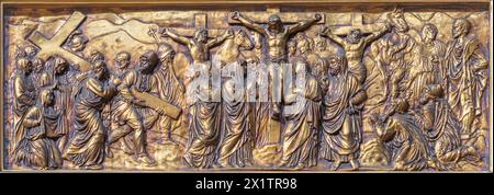 MAILAND, ITALIEN - 4. MÄRZ 2024: Das Relief von Crucifxion in der Kirche Basilica di Santo Stefano Maggiore von unbekanntem Künstler. Stockfoto