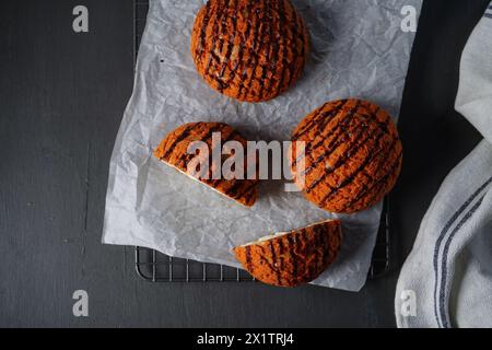Hausgemachtes Craquelin-Choux-Gebäck mit Schokoladengläser darauf Stockfoto