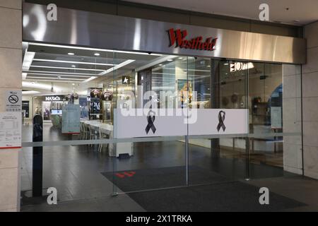 Sydney, Australien. April 2024. Westfield Bondi Junction wurde am Donnerstag, den 18. April 2024, zwischen 10:00 Uhr und 17:00 Uhr geöffnet, damit die Trauernden ins Innere gehen und nachdenken können. Die Geschäfte waren alle geschlossen. Ein geistig kranker Messerangreifer (möglicherweise auf Drogen), der 40-jährige Joel Cauchi, ging am Samstag, den 13. April 2024, auf einen Amoklauf und tötete 6 Menschen. Richard Milnes/Alamy Live News Stockfoto