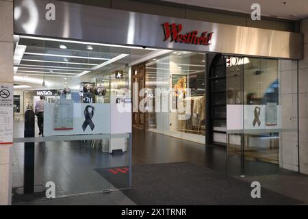 Sydney, Australien. April 2024. Westfield Bondi Junction wurde am Donnerstag, den 18. April 2024, zwischen 10:00 Uhr und 17:00 Uhr geöffnet, damit die Trauernden ins Innere gehen und nachdenken können. Die Geschäfte waren alle geschlossen. Ein geistig kranker Messerangreifer (möglicherweise auf Drogen), der 40-jährige Joel Cauchi, ging am Samstag, den 13. April 2024, auf einen Amoklauf und tötete 6 Menschen. Richard Milnes/Alamy Live News Stockfoto