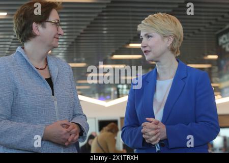 Die Ministerpräsidentin des Landes Mecklenburg Vorpommern und amtierende Bundesratspräsidentin Manuela Schwesig und die Bundesministerin für Wohnen, Stadtentwicklung und Bauwesen, Klara Geywitz eröffnet am Donnerstag 18.04.2024 in der Hanse- und Universitätsstadt Rostock in der örtlichen Stadthalle den 2. Ostsee-Geschäftstag Unternehmertag. Der Tag steht unter dem Motto Werden Sie Teil des Netzwerkes. Der Baltic Sea Business Day ist das große Wirtschaftstreffen im demokratischen Ostseeraum. Viele Menschen aus Wirtschaft, Wissenschaft und Politik kommen zusammen und sprechen darüber, wie wi Stockfoto