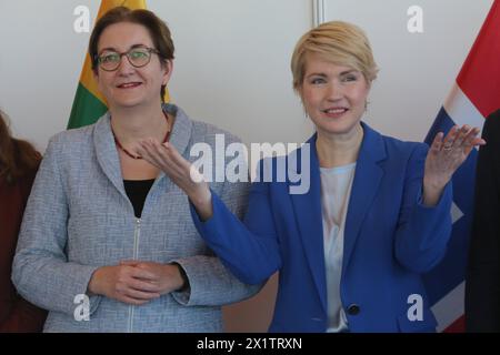 Die Ministerpräsidentin des Landes Mecklenburg Vorpommern und amtierende Bundesratspräsidentin Manuela Schwesig und die Bundesministerin für Wohnen, Stadtentwicklung und Bauwesen, Klara Geywitz eröffnet am Donnerstag 18.04.2024 in der Hanse- und Universitätsstadt Rostock in der örtlichen Stadthalle den 2. Ostsee-Geschäftstag Unternehmertag. Der Tag steht unter dem Motto Werden Sie Teil des Netzwerkes. Der Baltic Sea Business Day ist das große Wirtschaftstreffen im demokratischen Ostseeraum. Viele Menschen aus Wirtschaft, Wissenschaft und Politik kommen zusammen und sprechen darüber, wie wi Stockfoto