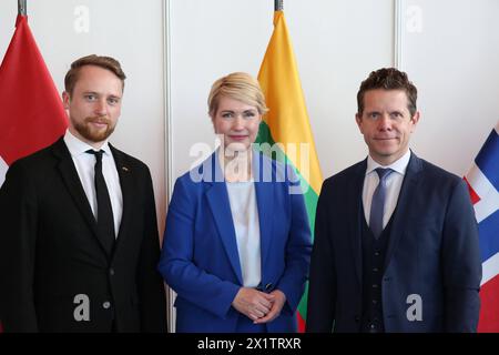 Blick am Blick am Donnerstag 18.04.2024 in der Hanse- und Universitätsstadt Rostock in der örtlichen Stadthalle auf den 2. Ostsee-Geschäftstag Unternehmertag mit einem Gruppenbild im Mittelpunkt: Ministerpräsidentin des Landes Mecklenburg Vorpommern und amtierende Bundesratspräsidentin Bildmitte Ahti Kuningas Vize-Minister für Wirtschaft und Kommunikation der Republik Estland Re. Und Vize-Minister für Wirtschaft und Innovation der Republik Litauen. Der Tag steht unter dem Motto Werden Sie Teil des Netzwerkes. Der Baltic Sea Business Day ist das große Wirtschaftstreffen im demokratischen OS Stockfoto