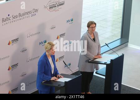 Die Ministerpräsidentin des Landes Mecklenburg Vorpommern und amtierende Bundesratspräsidentin Manuela Schwesig und die Bundesministerin für Wohnen, Stadtentwicklung und Bauwesen, Klara Geywitz geben am Donnerstag 18.04.2024 in der Hanse- und Universitätsstadt Rostock in der örtlichen Stadthalle beim 2. Ostsee-Geschäftstag Unternehmertag ein Presseerklärung. Der Tag steht unter dem Motto Werden Sie Teil des Netzwerkes. Der Baltic Sea Business Day ist das große Wirtschaftstreffen im demokratischen Ostseeraum. Viele Menschen aus Wirtschaft, Wissenschaft und Politik kommen zusammen und sprech Stockfoto