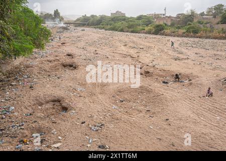Blick auf ein trockenes Flussbett mit Müllhaufen, hauptsächlich aus Plastik, Dschibuti Stockfoto