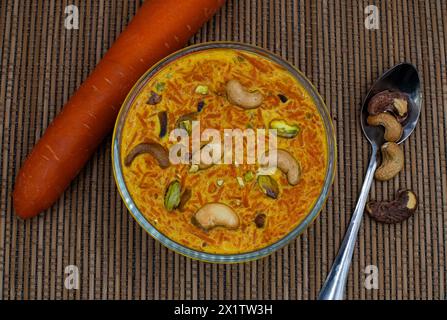 Karotte Kheer ist ein ausgezeichnetes Dessert aus frischen Karotten, die in Milch gekocht und mit Ghee gerösteten Cashews, Pistazien und Walnüssen garniert werden Stockfoto