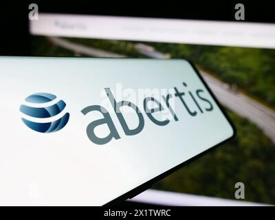 Smartphone mit Logo des spanischen Mautunternehmens Abertis Infraestructuras S.A. vor der Business-Website. Fokus auf der linken Seite des Telefondisplays. Stockfoto