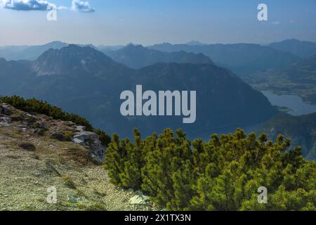 Fantastisches Bergpanorama von der 5-Finger-Aussichtsplattform in Form einer Hand mit fünf Fingern auf dem Krippenstein im Dachsteingebirge Stockfoto