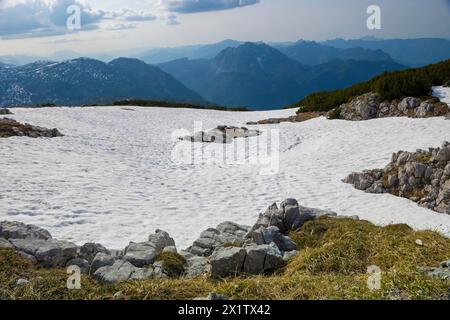 Fantastisches Bergpanorama von der 5-Finger-Aussichtsplattform in Form einer Hand mit fünf Fingern auf dem Krippenstein im Dachsteingebirge Stockfoto