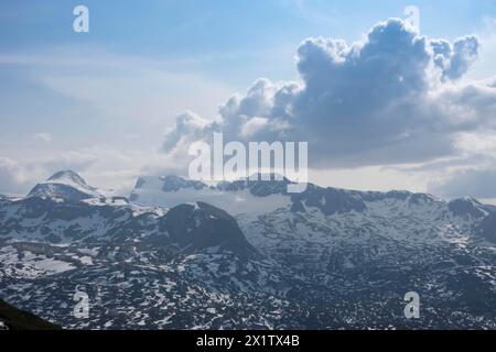 Fantastisches Bergpanorama von der 5-Finger-Aussichtsplattform in Form einer Hand mit fünf Fingern auf dem Krippenstein im Dachsteingebirge Stockfoto