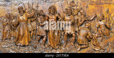 MAILAND, ITALIEN - 5. MÄRZ 2024: Die Details der geschnitzten Relief-Jesus-Kleidung werden in der Kirche Chiesa di San Camillo von Annibale Pagnoni (1900) weggenommen. Stockfoto