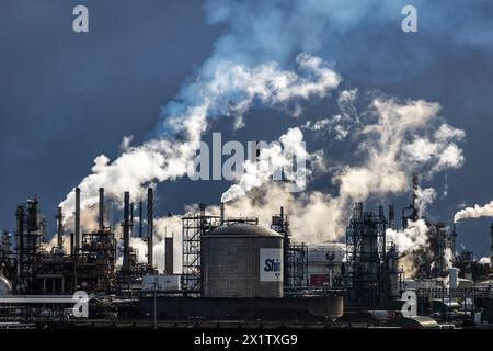 ROTTERDAM – Außenansicht der Raffinerien im Hafen von Rotterdam, die CO2 bei dunklem Himmel von einem Regenschauer im Hintergrund ausstoßen. niederlande aus - belgien aus Stockfoto