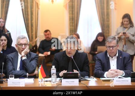 KIEW, UKRAINE - 18. APRIL 2024 - Vizekanzler, Bundesminister für Wirtschaft und Klimapolitik der Bundesrepublik Deutschland Robert Habeck (C) nimmt an dem Treffen mit dem Ersten stellvertretenden Premierminister der Ukraine, der Wirtschaftsministerin der Ukraine, Julija Svyrydenko, im Club des Ministerkabinetts in Kiew, Hauptstadt der Ukraine, Teil. Stockfoto