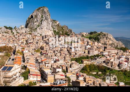 Caltabellota, Sizilien, Italien historische Stadt in Sizilien am Morgen. Stockfoto