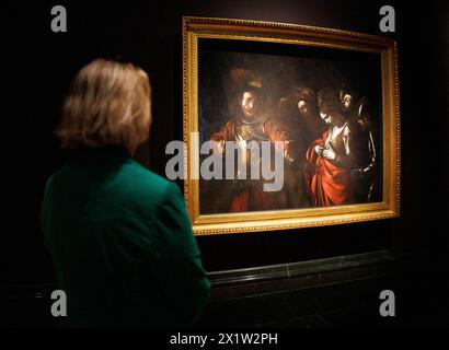 London, Großbritannien. April 2024. Die National Gallery zeigt Caravaggios letztes Gemälde, das in Großbritannien seit fast 20 Jahren nicht mehr zu sehen war, in einer neuen Ausstellung The Last Caravaggio, die vom 18. April bis 21. Juli 2024 stattfindet. Das Martyrium der Heiligen Ursula, 1610, verliehen von der Sammlung Intesa Sanpaolo „Martyrium der Heiligen Ursula“ von Michelangelo Merisi da Caravaggio. Quelle: Karl Black/Alamy Live News Stockfoto