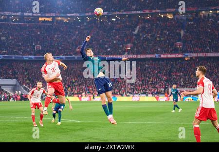 Matthijs de Ligt, FCB 4 tritt um den Ball, Tackling, Duell, Header, zweikampf, Action, Kampf gegen Kai Havertz, Arsenal 29 im Viertelfinalspiel FC BAYERN MÜNCHEN - FC ARSENAL LONDON 1-0 der Fußball UEFA Champions League in der Saison 2023/2024 in München, 17. April 2024. Viertelfinale, FCB, München Fotograf: ddp-Bilder / Sternbilder Stockfoto