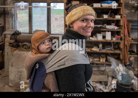 Kind, 8 Monate in der Schlinge seiner Mutter, Mecklenburg-Vorpommern, Deutschland Stockfoto