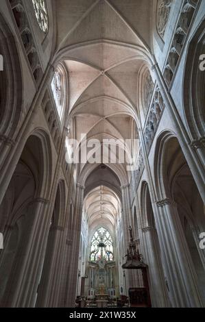 Kirchenschiff aus dem 13. Jahrhundert mit Blick auf den Hochaltar aus dem späten 18. Jahrhundert, Kathedrale Notre Dame de l'Assomption, Lucon, Vendee, Frankreich Stockfoto