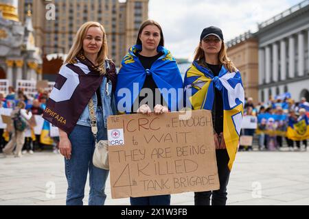 Ukrainische Frauen halten ein Banner: "Das IKRK reicht, um zu warten. Sie werden bei einer Kundgebung getötet, um gefangengenommene Soldaten aus russischen Gefängnissen freizulassen. Kiew - 13. April 2024 Stockfoto