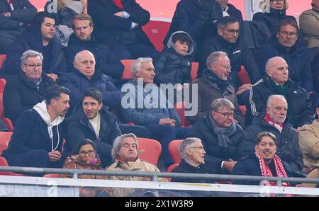 Sandro Wagner, Benjamin Glueck, Assistenztrainer DFB Karl HOPFNER (ehemaliger FCB-Praesident) Dieter Hoeness , Karl-Heinz RUMMENIGGE (Mitglied Aufsichtsrat FCB AG) Uli HOENESS (ehemaliger FCB-Präsident), Ehrenpraesident, im Viertelfinalspiel FC BAYERN MÜNCHEN - FC ARSENAL LONDON 1-0 der UEFA Champions League in der Saison 2023/2024 in München, 17. April 2024. Viertelfinale, FCB, München Fotograf: ddp-Bilder / Sternbilder Stockfoto