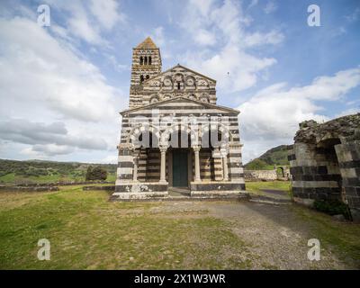 Abteikirche Santissima Trinita di Saccargia des zerstörten Klosters Camaldolese, in der Nähe von Codrongianos, Provinz Sassari, Sardinien, Italien Stockfoto