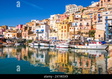 Sciacca, Sizilien, Italien mit Wasserreflexionen am Hafen. Stockfoto