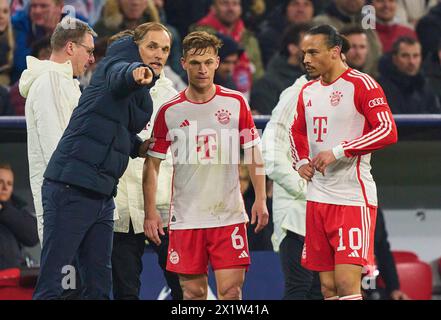 Trainer Thomas Tuchel (FCB), Teammanager, Headcoach, Coach, Joshua KIMMICH, FCB 6 Leroy SANE, FCB 10 im Viertelfinalspiel FC BAYERN MÜNCHEN - FC ARSENAL LONDON 1-0 der UEFA Champions League in der Saison 2023/2024 in München, 17. April 2024. Viertelfinale, FCB, München Fotograf: ddp-Bilder / Sternbilder Stockfoto