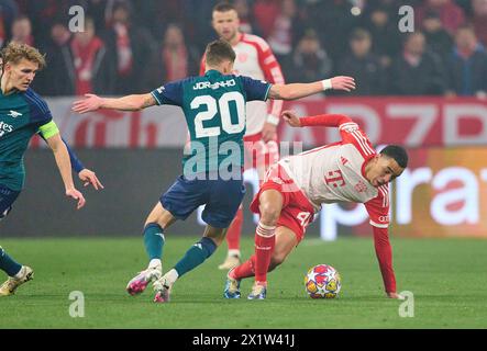 Jamal MUSIALA, FCB 42 tritt um den Ball, Tackling, Duell, Header, zweikampf, Action, Kampf gegen Jorginho, Arsenal 20 im Viertelfinalspiel FC BAYERN MÜNCHEN - FC ARSENAL LONDON 1-0 der UEFA Champions League in der Saison 2023/2024 in München, 17. April 2024. Viertelfinale, FCB, München Fotograf: ddp-Bilder / Sternbilder Stockfoto