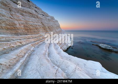 Felsige Klippe der Treppen der Türken in Agrigento, Sizilien, Italien bei Sonnenaufgang. Stockfoto