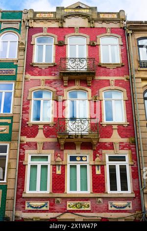 Wunderschöne Jugendstilfassade des Hauses im historischen Zentrum von Porto, Portugal. Stockfoto