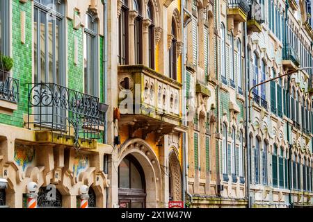 Wunderschöne Jugendstilfassade des Hauses im historischen Zentrum von Porto, Portugal. Stockfoto