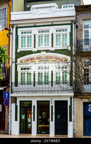 Wunderschöne Jugendstilfassade des Hauses im historischen Zentrum von Porto, Portugal. Stockfoto