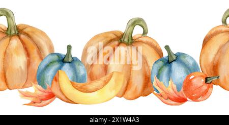Großer orangefarbener Kürbis mit blauen und roten kleinen dekorativen Kürbissen und nahtlosem Banner mit bunten Blättern im Herbst. Handgezeichneter gemütlicher Herbstrand Stockfoto