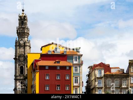 Farbenfrohe Stadtlandschaft des historischen Zentrums von Porto mit Dächern und dem Turm des Clerigos. Portugal. Stockfoto