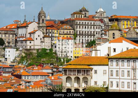 Farbenfrohe Stadtlandschaft des historischen Zentrums von Porto mit Dächern und Kirchtürmen. Portugal. Stockfoto