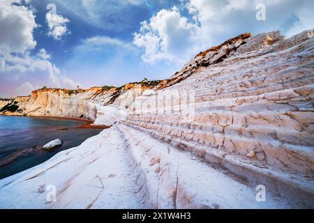 Felsige Klippe der Treppen der Türken in Agrigento, Sizilien, Italien bei Sonnenaufgang. Stockfoto